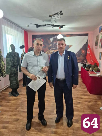Саратовский Герой России наградил волонтеров за содействие СВО 